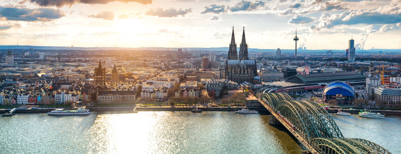 Panorama Blick auf die Domstadt Köln bei einem Kurzurlaub genießen