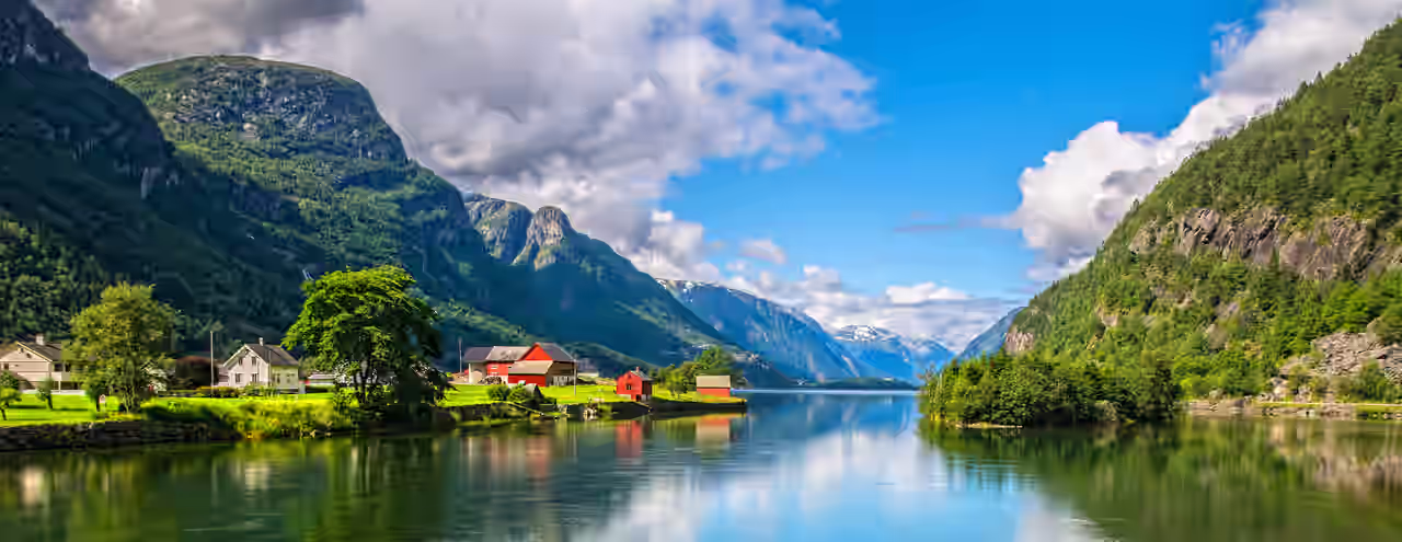 Blick auf einen Fjord in Norwegen