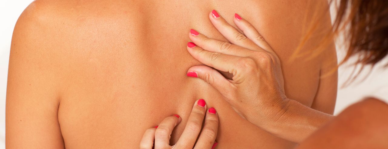 En kvinna behandlar en patient med akupressur