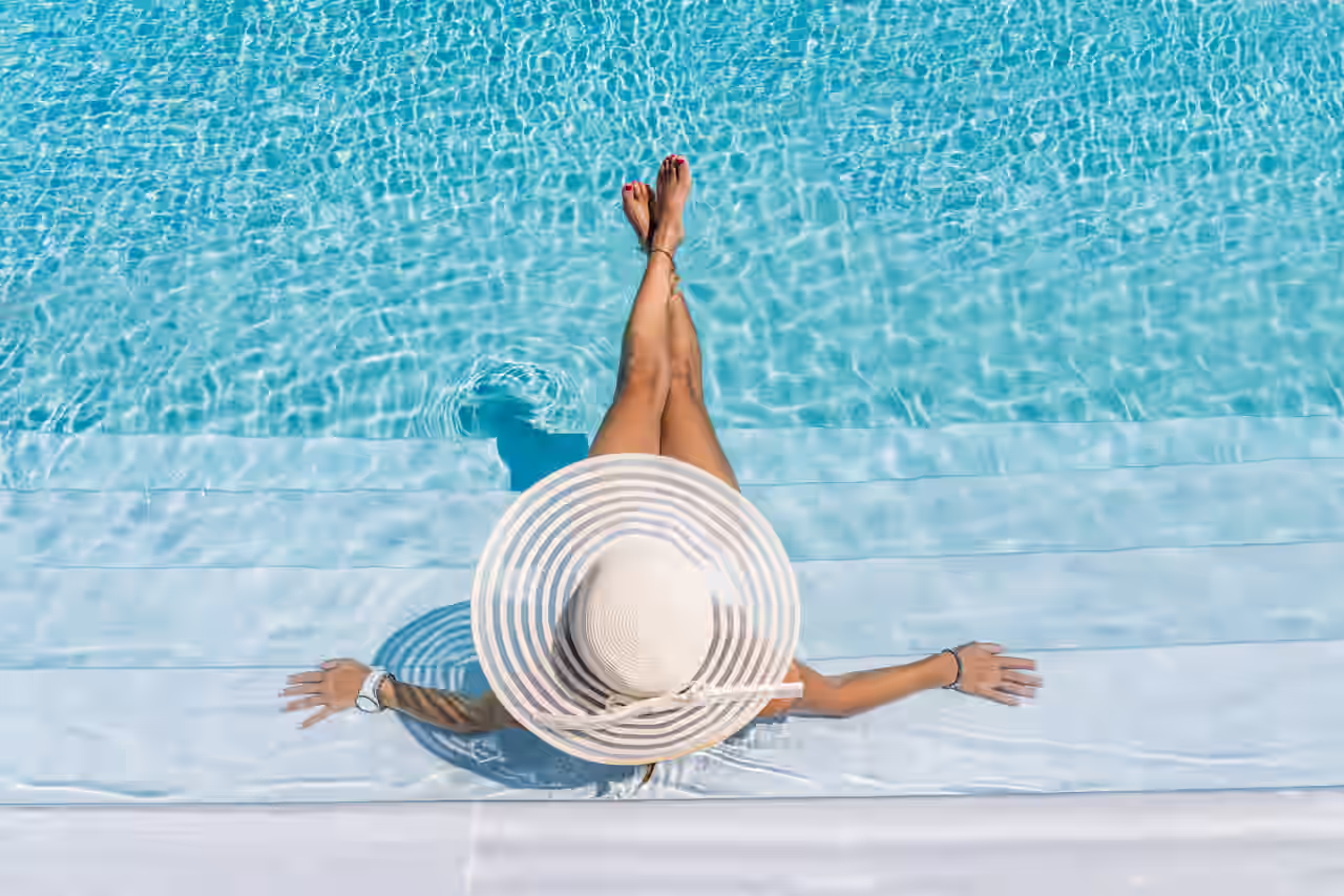 Frau entspannt im Infinity-Pool