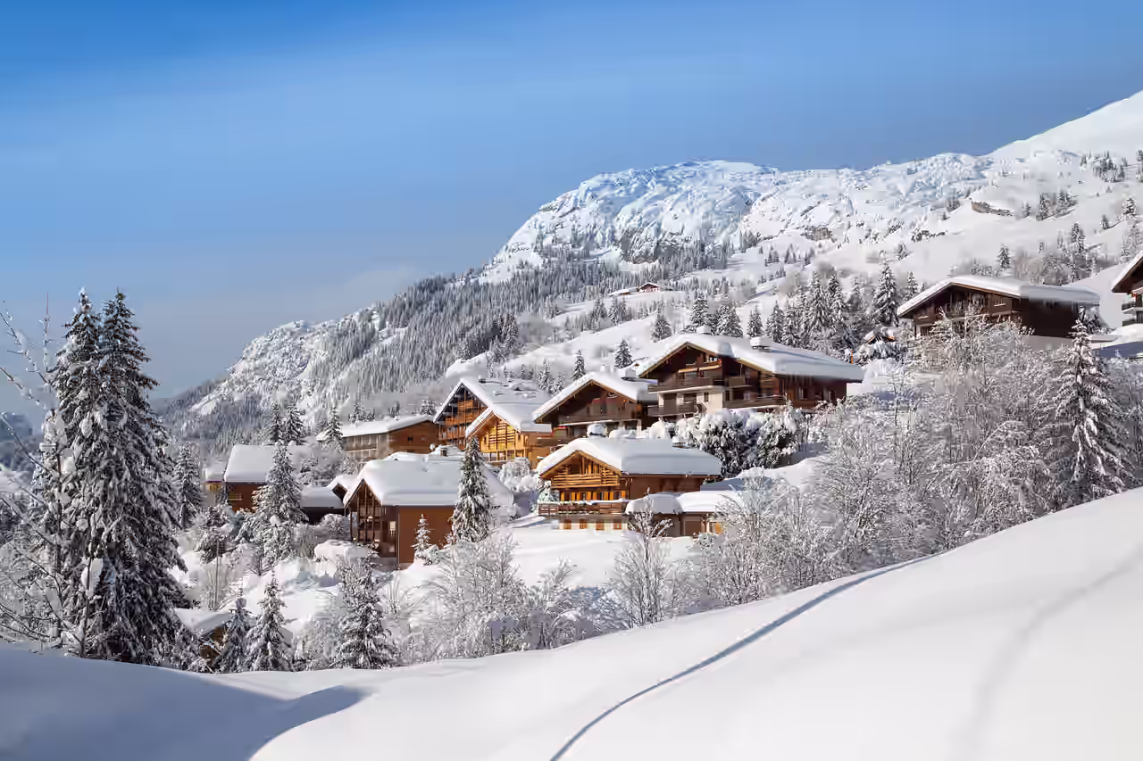 Ein verschneites Chalet Dorf in der Schweiz