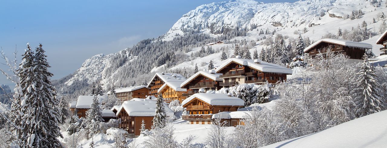 Ein Paar im Bungalow mit Meerblick