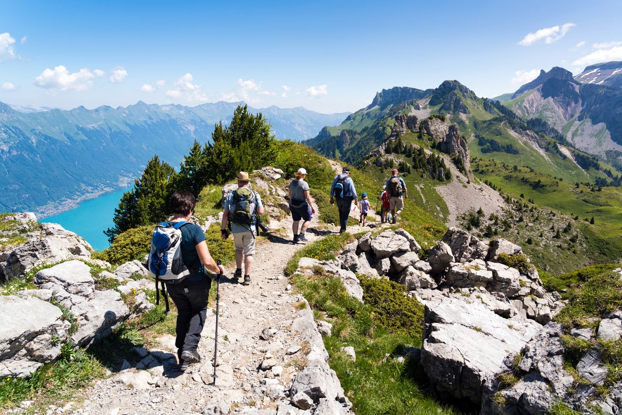 Gruppe beim Wandern in den Alpen