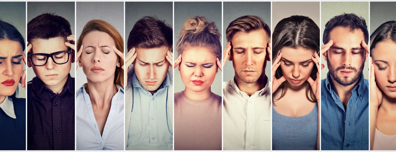 Menschen mit Kopfschmerzen halten sich die schmerzenden Schläfen