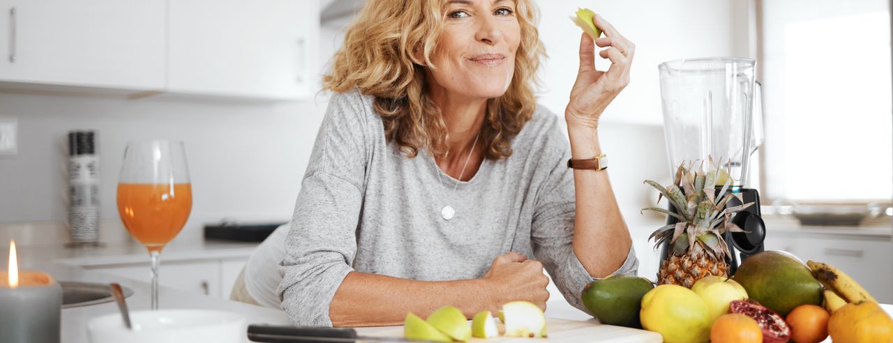 Frau nimmt sich bewusst Zeit für gesundes Essen