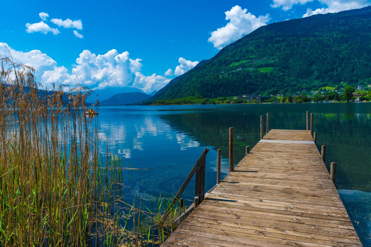 Holzsteg am See in den österreichischen Bergen