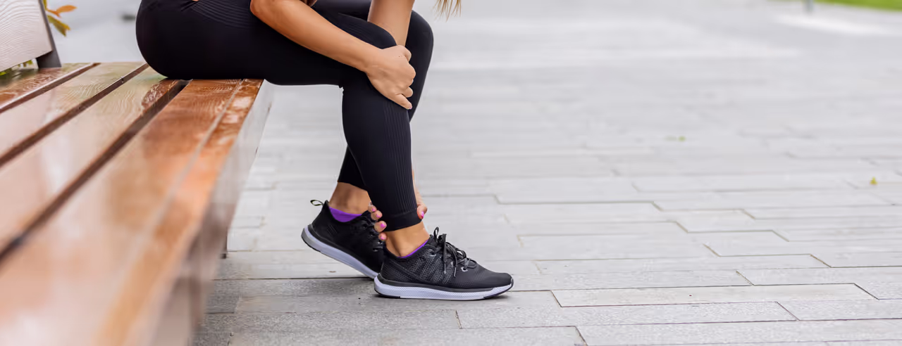 Une femme avec des courbatures dans les jambes