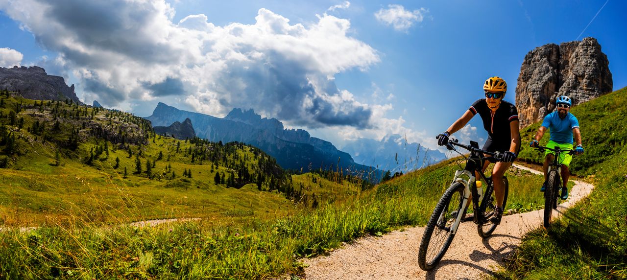 Ein Pärchen bei der Mountainbike-Tour durch die Berge
