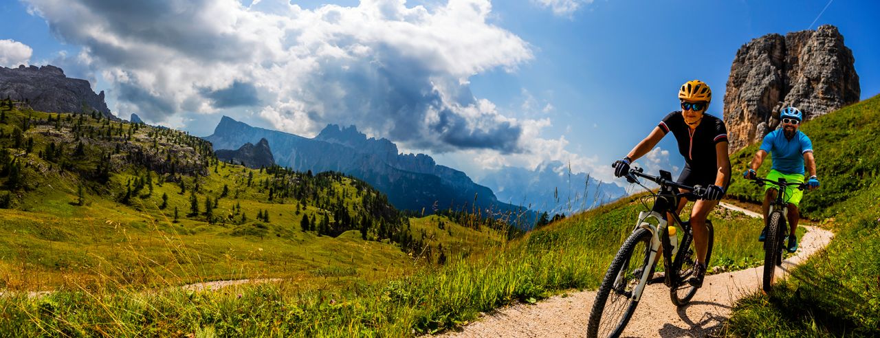 Ein Pärchen bei der Mountainbike-Tour durch die Berge