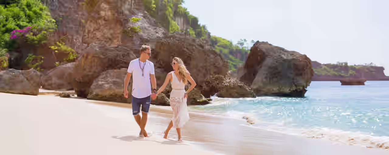 Ein glückliches Paar spaziert am Strand