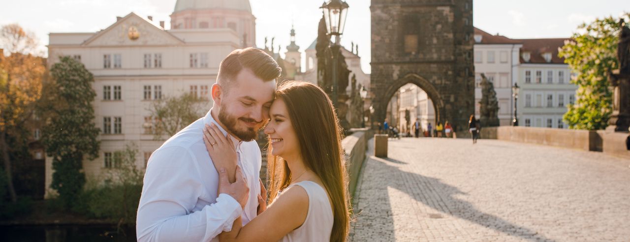 Ein Paar in Prag genießt den Romantikurlaub